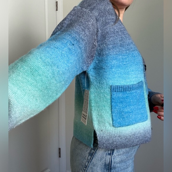 Ombré V-Neck Crop Cardigan With Pockets - Picture 6 of 10